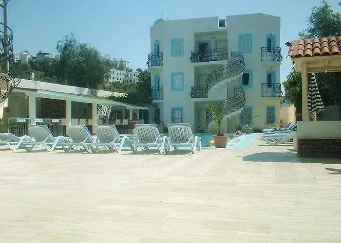 Merve Apartments, Your From In Bodrum, Street Cats Frequent The Property, Not Have Balconies , Ground Floor Have Terrace With Table And Chairs 4* Αλικαρνασσός