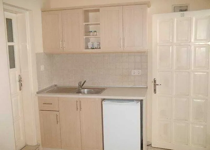 Merve Apartments, Your From In Bodrum, Street Cats Frequent The Property, Not Have Balconies , Ground Floor Have Terrace With Table And Chairs Ξενοδοχείο με διαμερίσματα