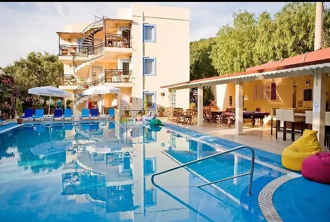 Merve Apartments, Your From In Bodrum, Street Cats Frequent The Property, Not Have Balconies , Ground Floor Have Terrace With Table And Chairs Ξενοδοχείο με διαμερίσματα