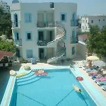 Merve Apartments, Your From In Bodrum, Street Cats Frequent The Property, Not Have Balconies , Ground Floor Have Terrace With Table And Chairs Lägenhetshotell