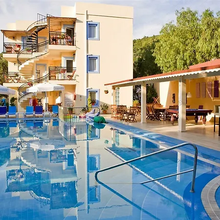 Merve Apartments, Your From In Bodrum, Street Cats Frequent The Property, Not Have Balconies , Ground Floor Have Terrace With Table And Chairs בודרום